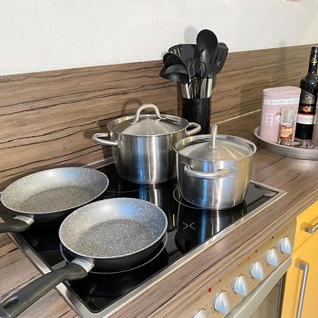 2 Zimmer Apartment, 70 Qm, Max 4 Pers, Private Terasse, 2 Parkplaetze, Internet 250 Mbit Gaertringen Bagian luar foto