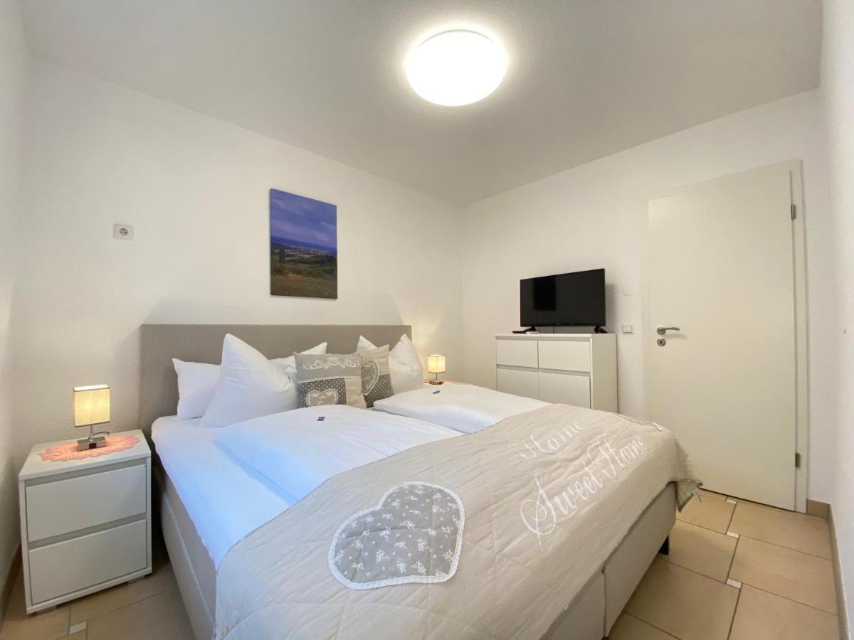 2 Zimmer Apartment, 70 Qm, Max 4 Pers, Private Terasse, 2 Parkplaetze, Internet 250 Mbit Gaertringen Bagian luar foto