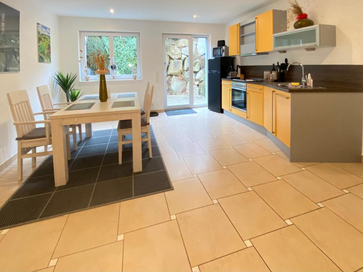 2 Zimmer Apartment, 70 Qm, Max 4 Pers, Private Terasse, 2 Parkplaetze, Internet 250 Mbit Gaertringen Bagian luar foto