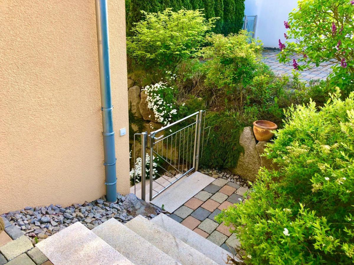 2 Zimmer Apartment, 70 Qm, Max 4 Pers, Private Terasse, 2 Parkplaetze, Internet 250 Mbit Gaertringen Bagian luar foto