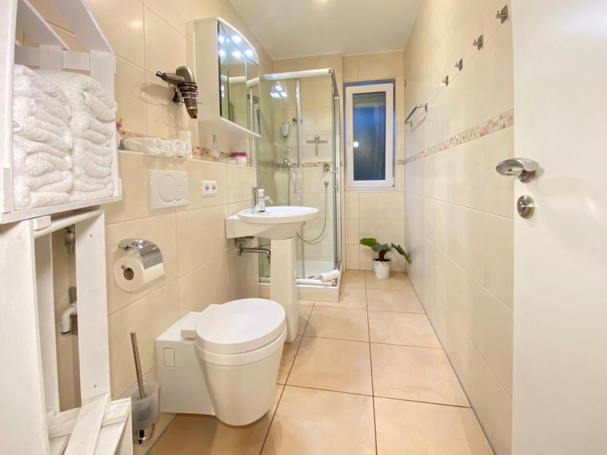 2 Zimmer Apartment, 70 Qm, Max 4 Pers, Private Terasse, 2 Parkplaetze, Internet 250 Mbit Gaertringen Bagian luar foto